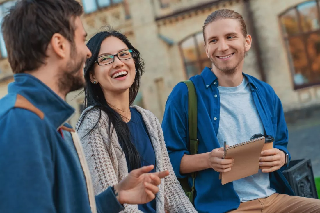Studenti di paesi diversi in un campus universitario